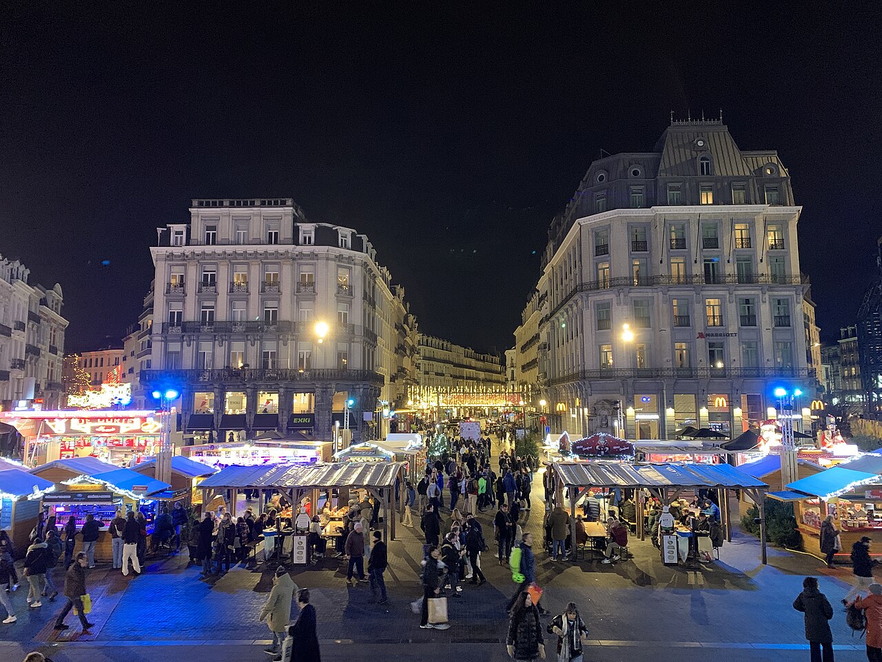 Le marché de Noël de Bruxelles illuminé autour de la Bourse lors d’une édition précédente.