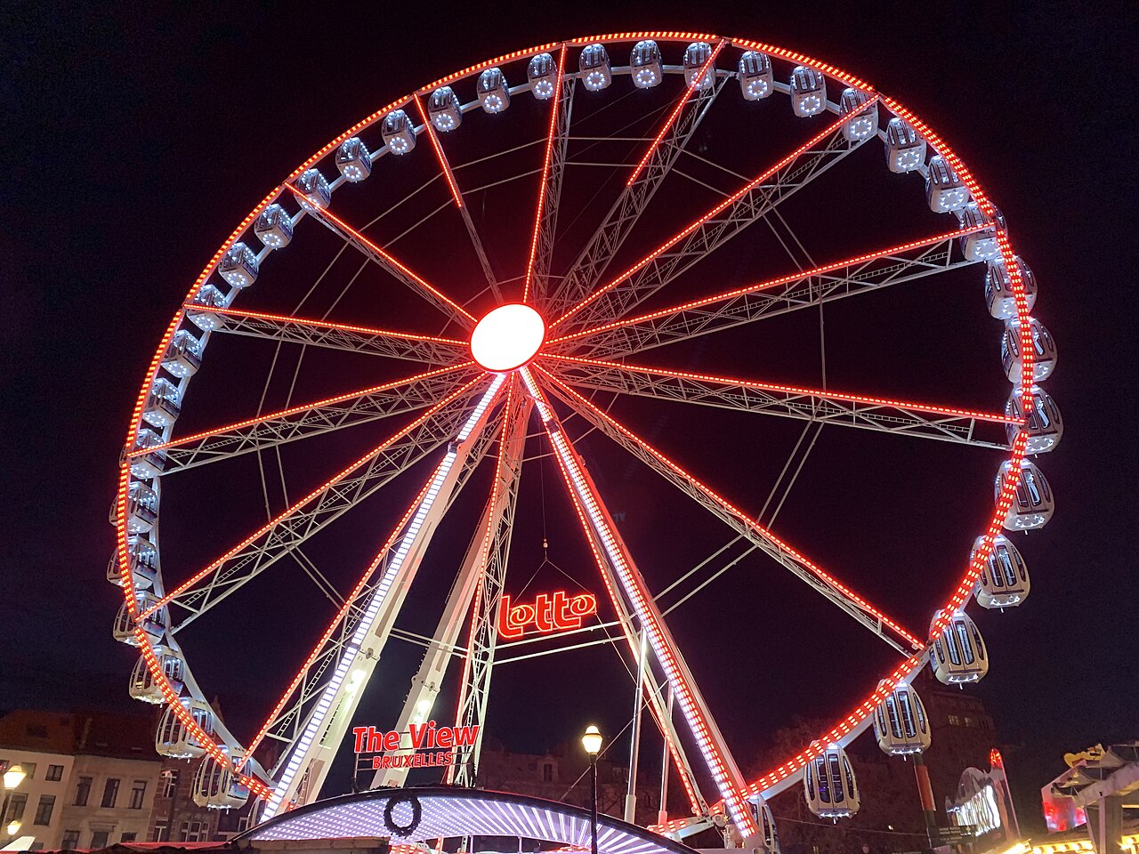 La grande roue de Plaisirs d’Hiver illuminée lors d’une édition précédente.