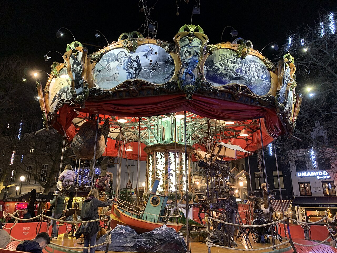Un carrousel illuminé de Plaisirs d’Hiver à Bruxelles lors d’une édition précédente.