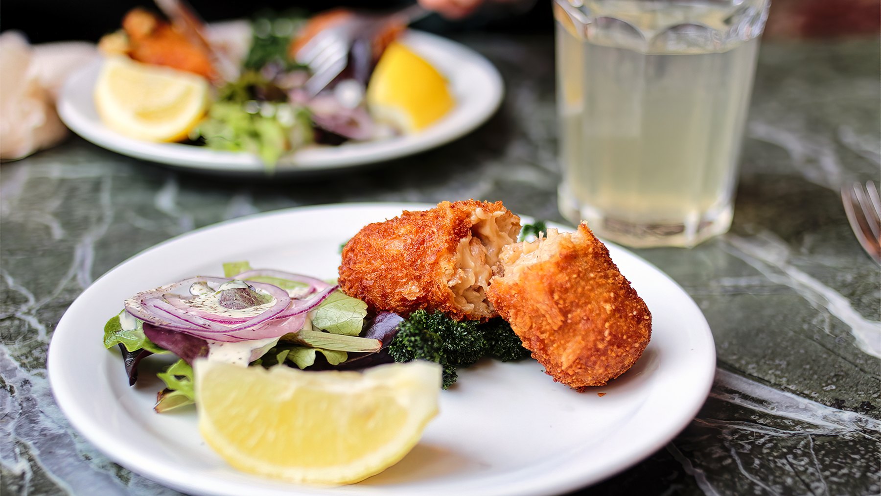 Croquette aux crevettes chez Fernand Obb Delicatessen