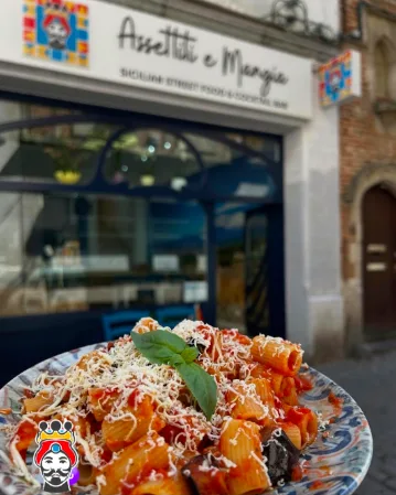 Assettiti e Mangia