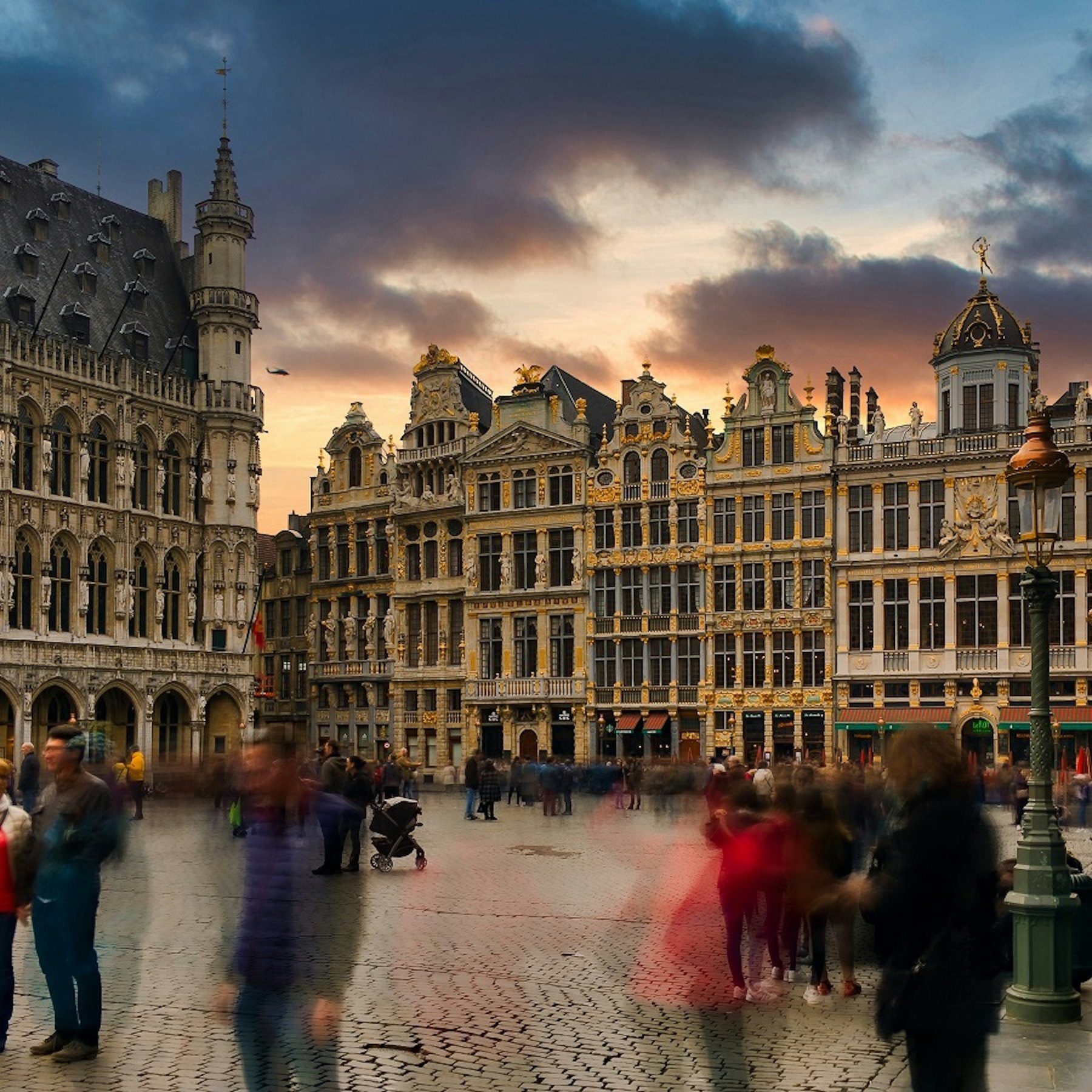 Façades historiques de la Grand-Place sous un ciel de fin de journée