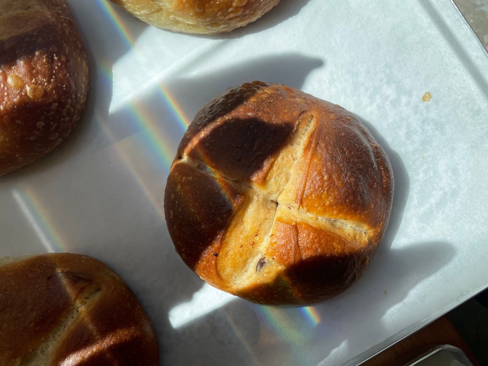 Bollería de Bread Bazar sobre una bandeja, fotografía publicada por Le Fooding
