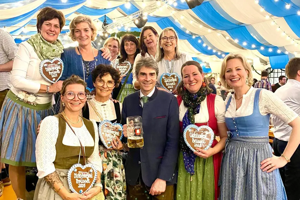 Visitatrici in dirndl e cuori di pan di zenzero sotto la tenda bianca e blu del Brussels Oktoberfest, edizione 2025