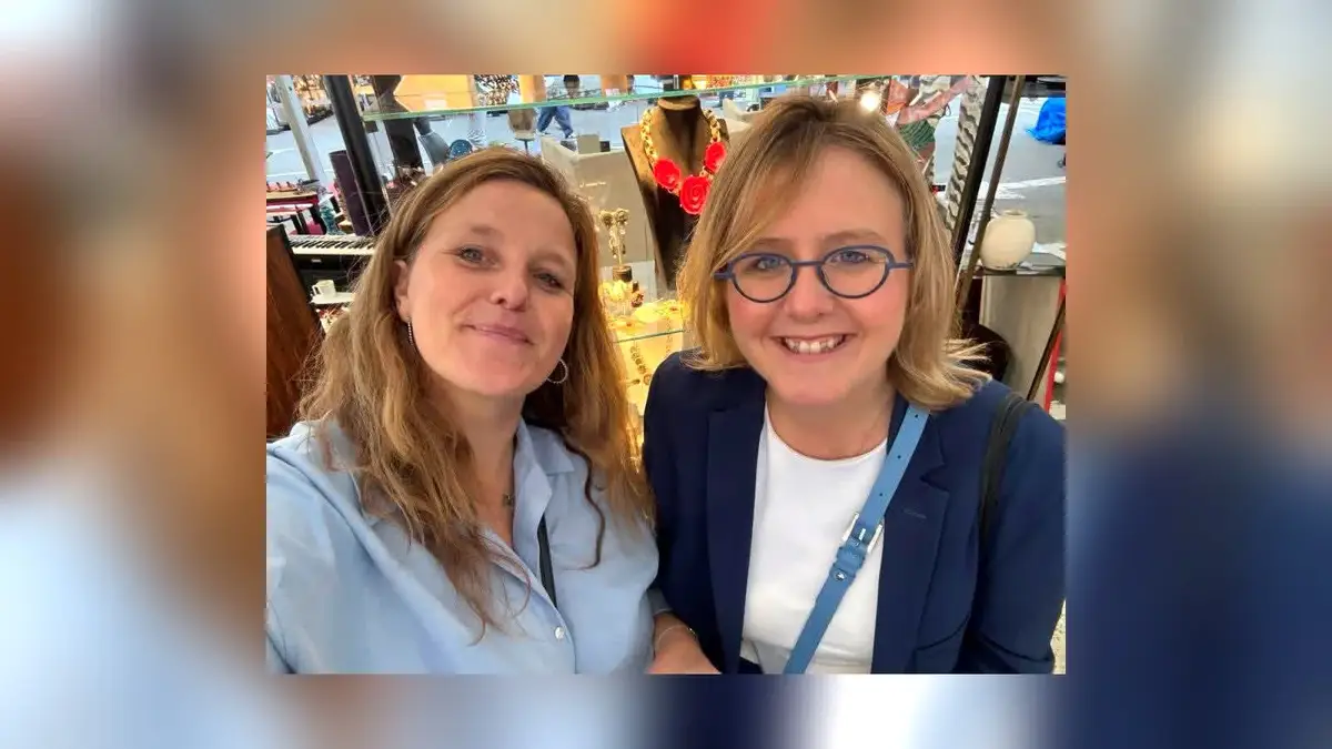 Caroline of CM Jewels and Floriane Bonnier in front of the vintage jewellery display in the Sablon, Brussels
