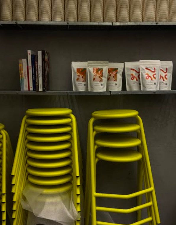 El mobiliario amarillo de Coudboul y las bolsas de café Parlor dentro de la heladería de Marolles.