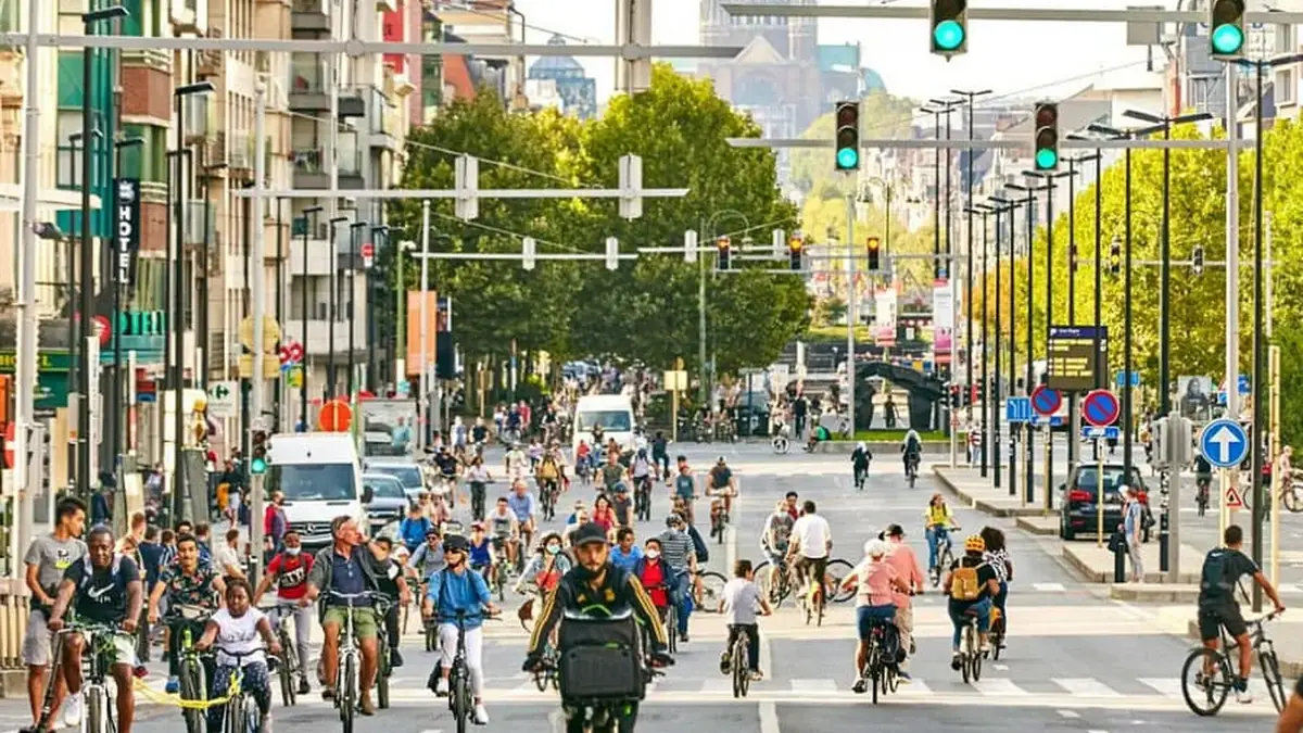 Des centaines de cyclistes et de piétons occupent un grand boulevard de Bruxelles lors du Dimanche sans voiture