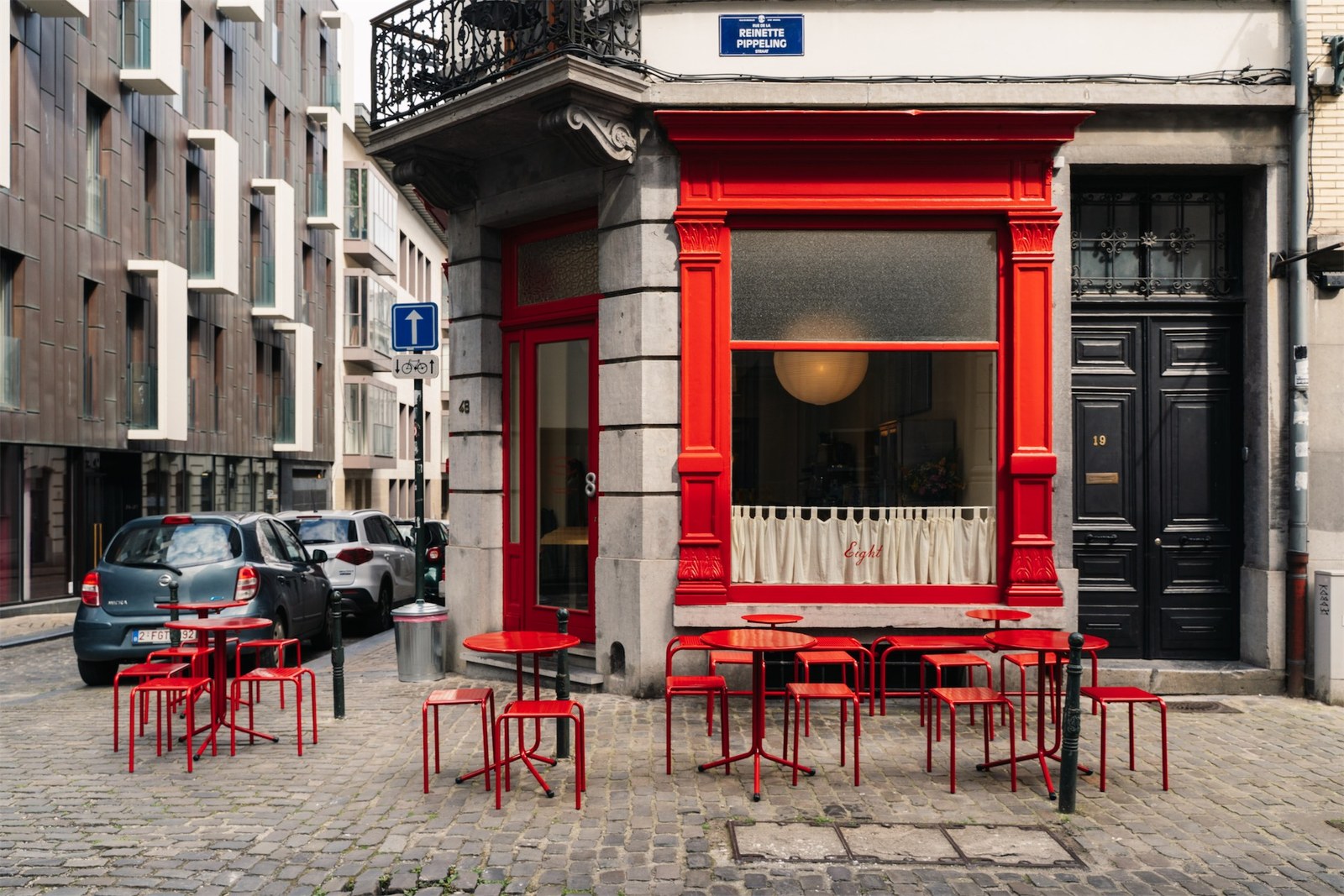 La fachada roja y las mesas exteriores de Eight Brussels en la rue du Pépin.