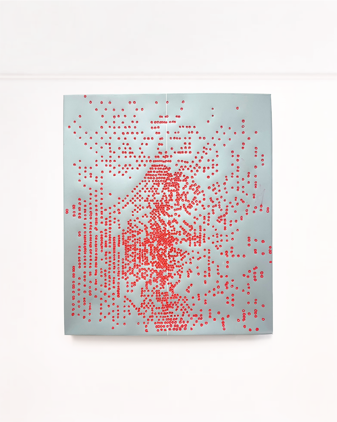 Obra de Izabel Angerer: superficie gris claro cubierta de perforaciones rojas