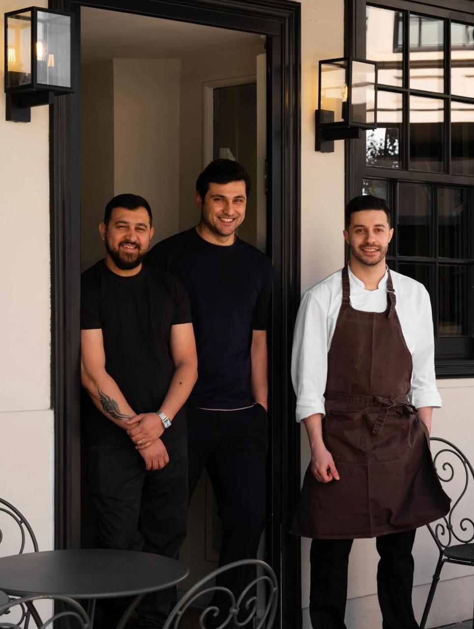 Joe Harika et une partie de l’équipe de Ralph devant l’entrée du restaurant, au Châtelain