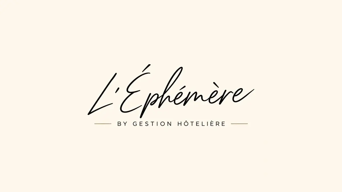 الشعار الرسمي الكامل لـL’Éphémère by Gestion Hôtelière على خلفية فاتحة.