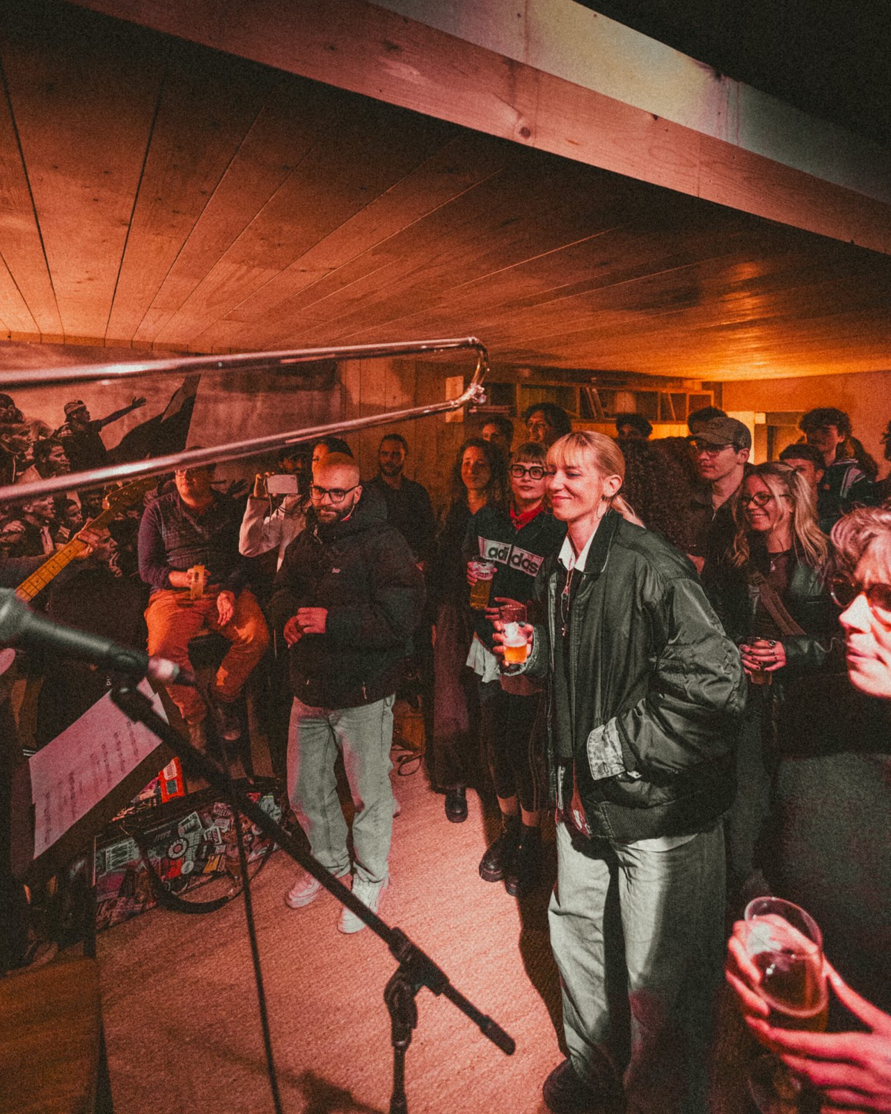 Public et musiciens lors d’une soirée au Poste, photographie publiée sur le site officiel