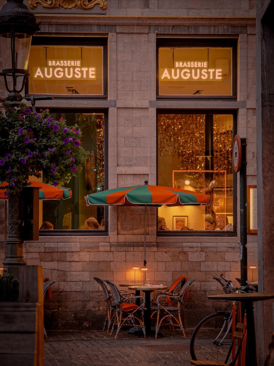Façade et terrasse de la Brasserie Auguste sur la Grand-Place de Bruxelles