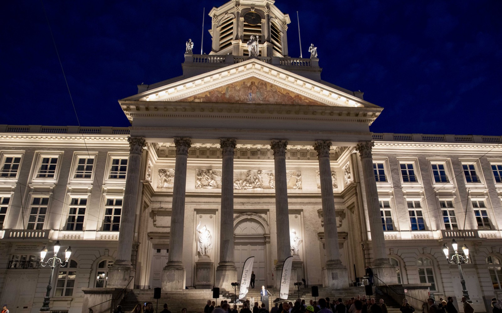 Façade de Saint-Jacques-sur-Coudenberg et bâtiments de la place Royale éclairés lors de l’inauguration