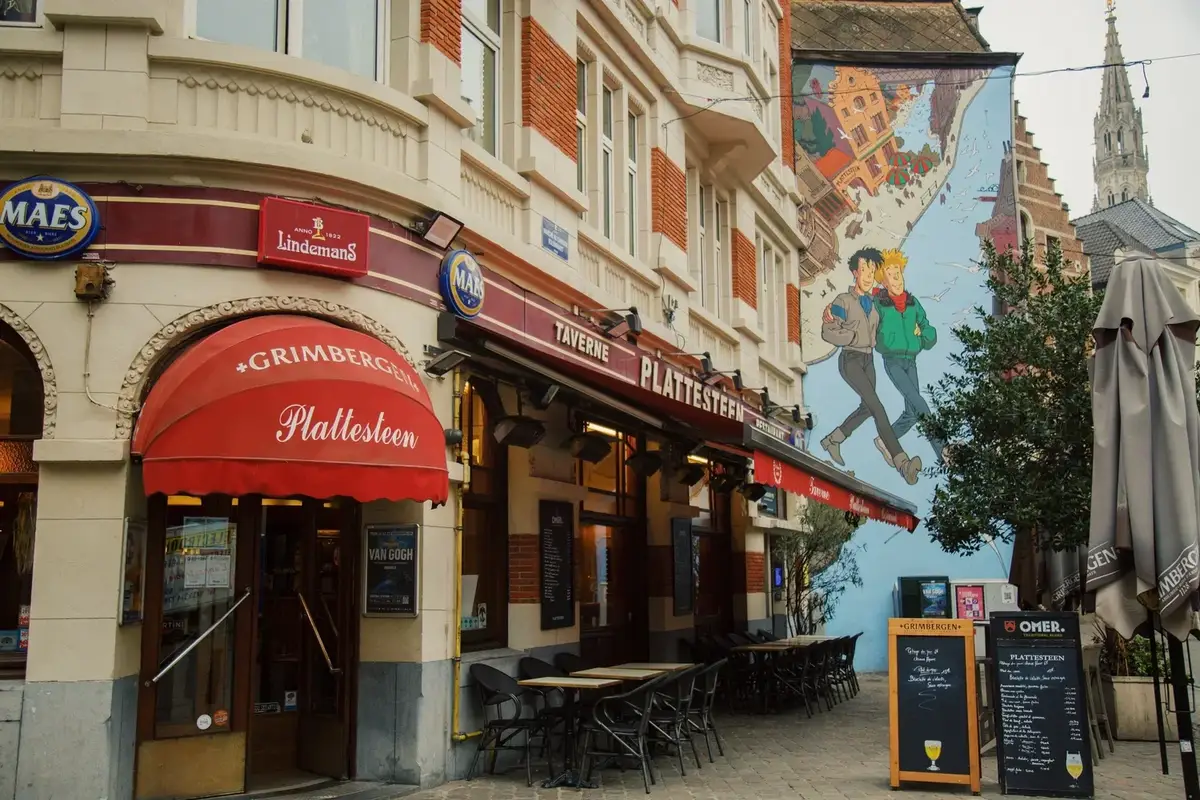 Fassade und Terrasse des Plattesteen, belgische Brasserie seit 1936, in der Rue du Marché au Charbon in Brüssel