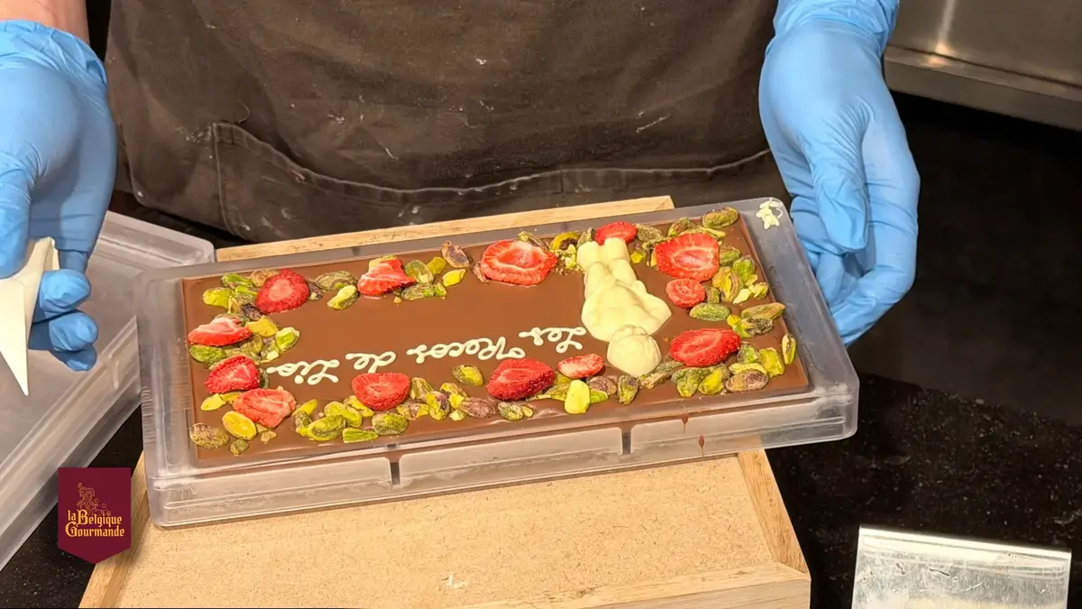 Tablette de chocolat personnalisée avec fraises et pistaches, réalisée à La Tabletterie à Bruxelles