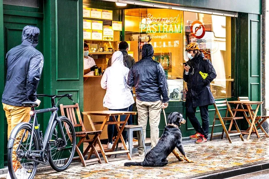 Elbow Lunch Counter, dokumentarische Fotografie, 2020 von BRUZZ veröffentlicht