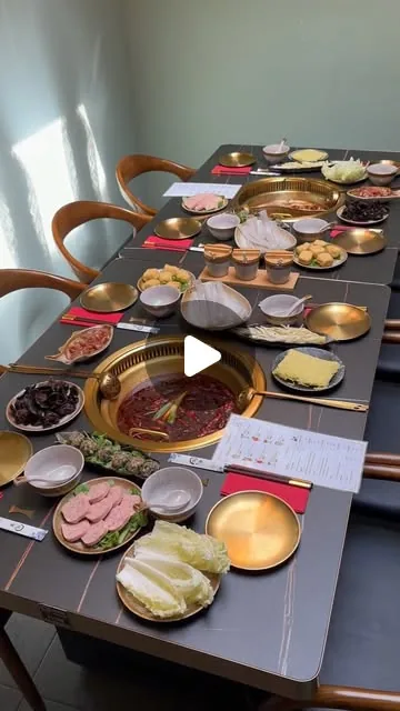 Table de hot pot préparée chez Monsieur Yang — image de sa vidéo officielle